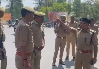 Police कर्मियों पर भड़के SP Keshav Chandra, कहा- ‘नौकरी करना सिखा दूंगा’ | #Shorts | Sach Ki Raftar